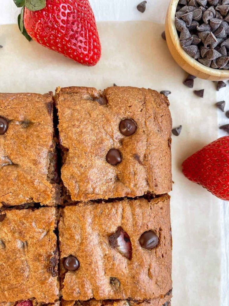 Easy and fudgy paleo strawberry almond butter blondies - recipe by Healthful Blondie.