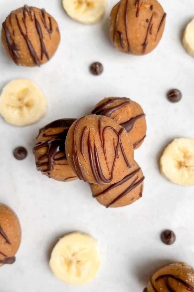 No bake gluten free banana bread peanut butter bites. Such an easy, healthy, and delicious energy ball snack. Only takes 10 minutes to make! Recipe by Healthful Blondie.