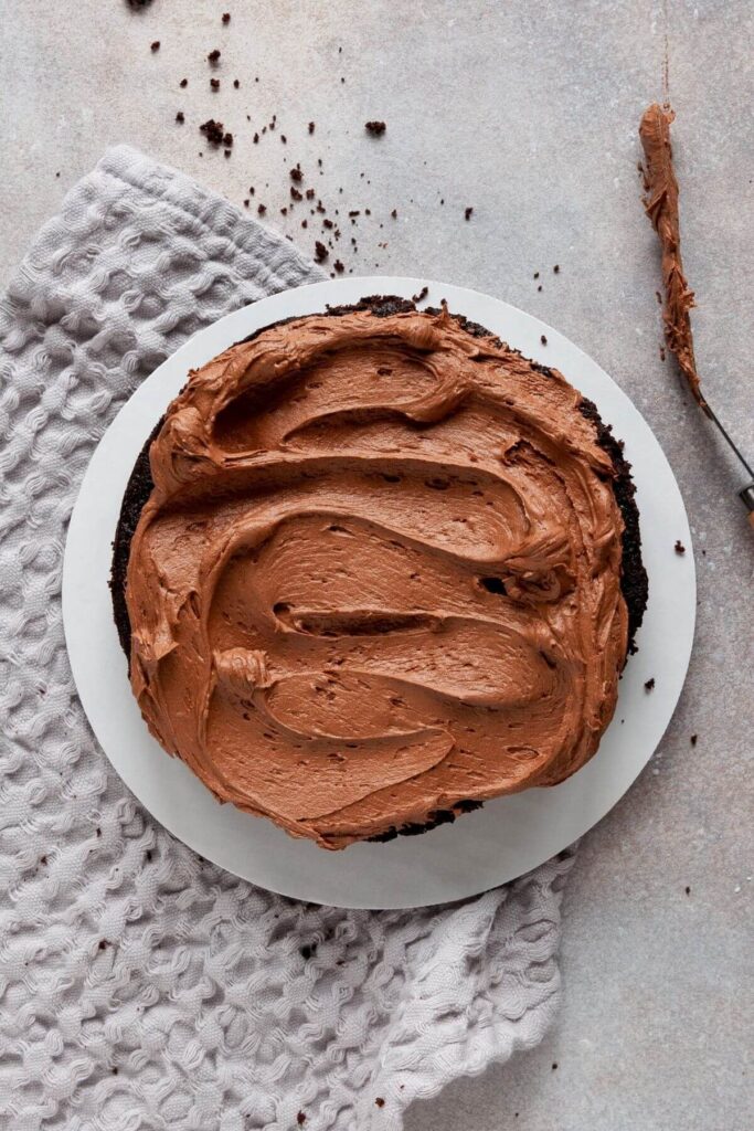 how to frost cake with homemade chocolate buttercream