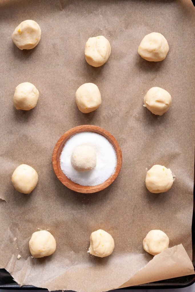how to roll cookies dough balls in sugar before baking