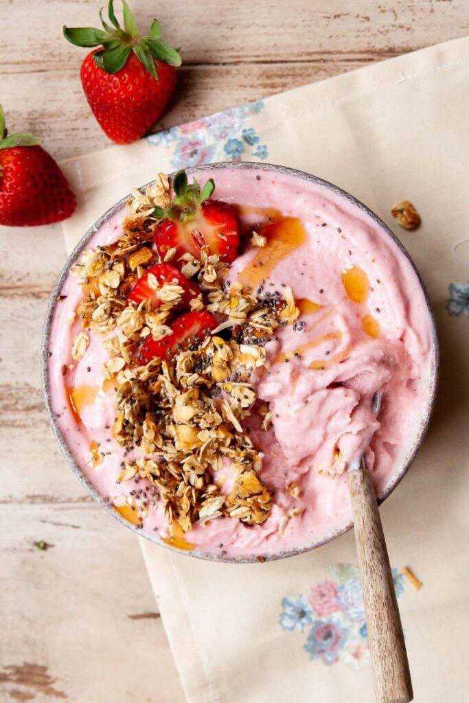 healthy strawberry smoothie bowl