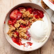 Easy and healthy strawberry oat crumble