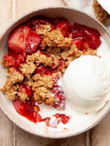 Easy and healthy strawberry oat crumble