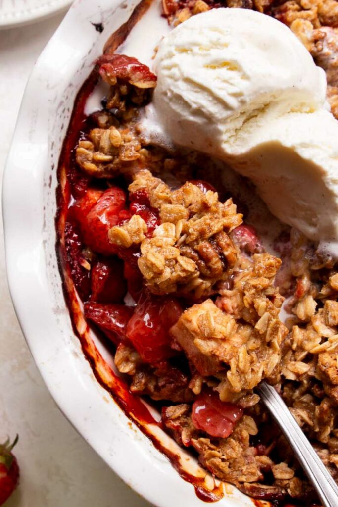 strawberry apple crumble with crispy oatmeal topping