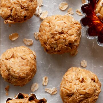 no-bake healthy peanut butter oatmeal balls made with honey, oats, and peanut butter