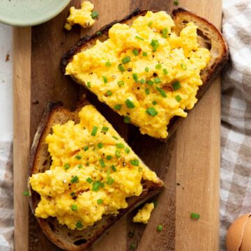 high-protein soft scrambled eggs with cottage cheese