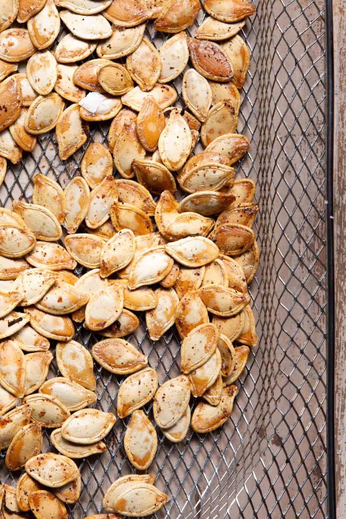 Super crispy and crunchy air fryer pumpkin seeds made with garlic powder and olive oil.