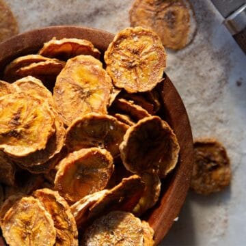 Crispy cinnamon sugar air fryer banana chips, perfectly golden and dehydrated without oil.