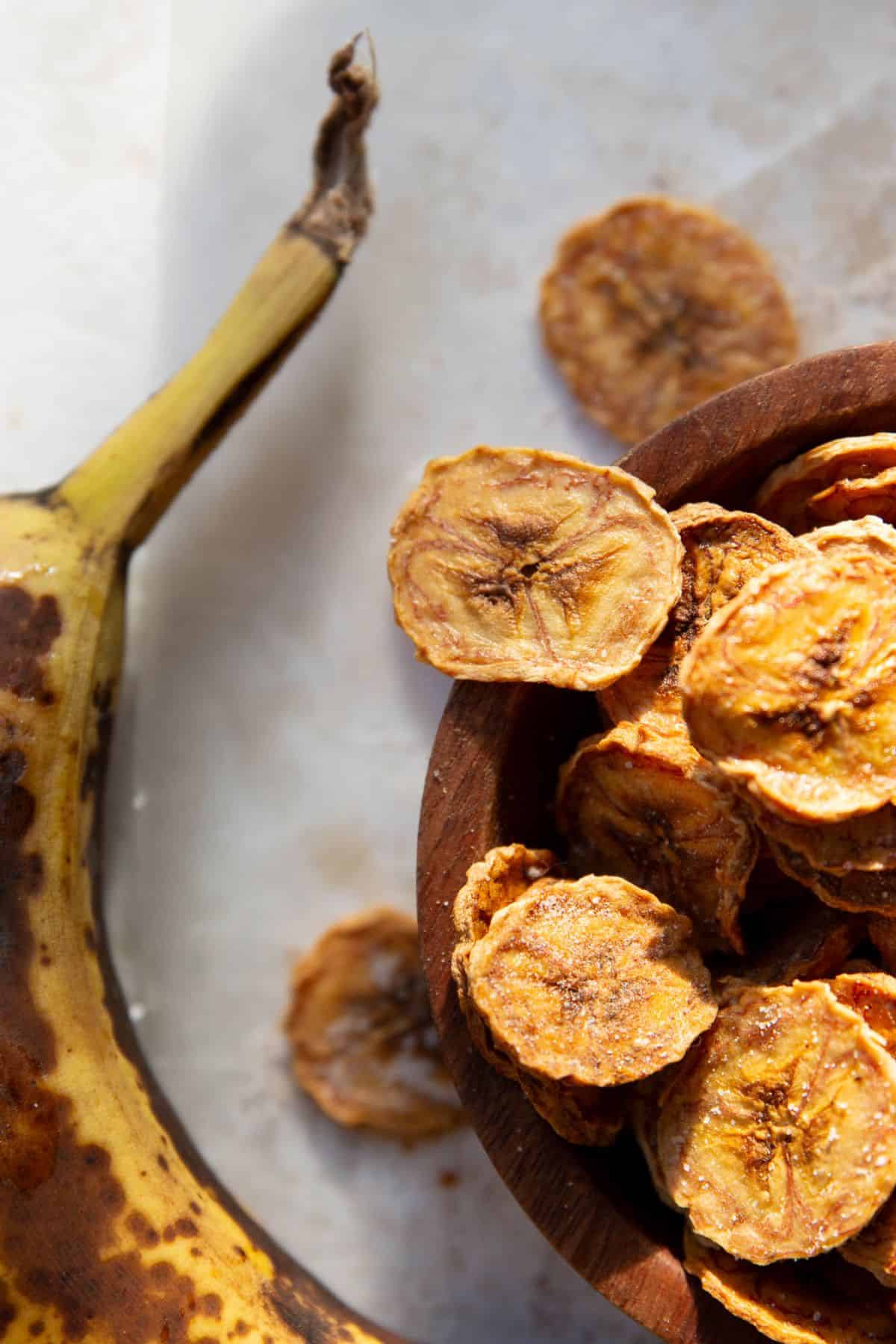 Healthy air fryer banana chips that are crispy without oil.